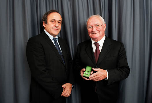 Michel Platini, ordförande UEFA, och mottagaren av