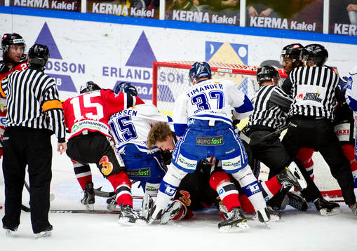 Full kalabalik framför målet