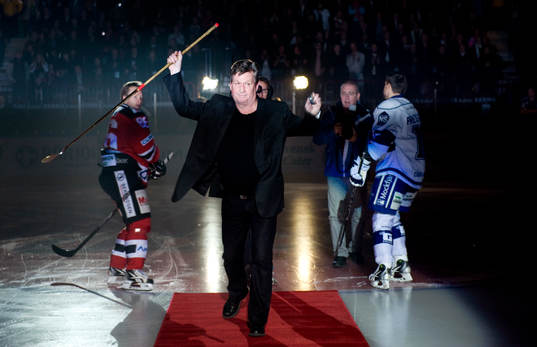 Peter Pekka Lindmark på isen när hans tröja hissas upp
