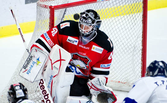 Pontus Sjögren, målvakt, Malmö, får ett skott i huvudet