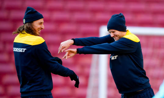 Zlatan Ibrahimovic blir puttad av Ola Toivonen