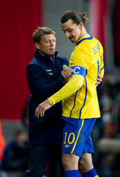 Marcus Allbäck tar av Zlatan Ibrahimovic kaptensbindeln,