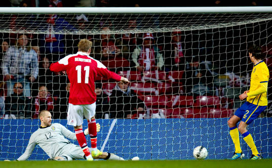 Johan Wiland, målvakt, Sverige, ser Niklas Bendtner,