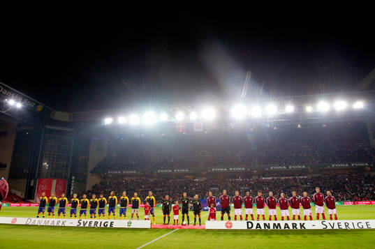 Sverige och Danmark står uppställda på Parken. Lineup