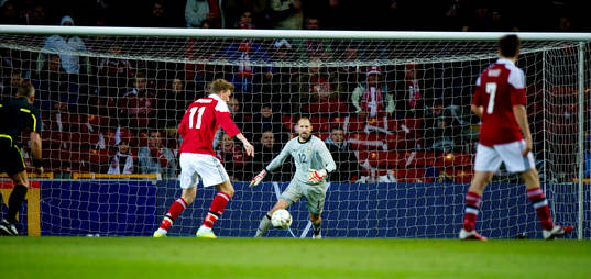 Niklas Bendtner, Danmark helt ren med Johan Wiland,