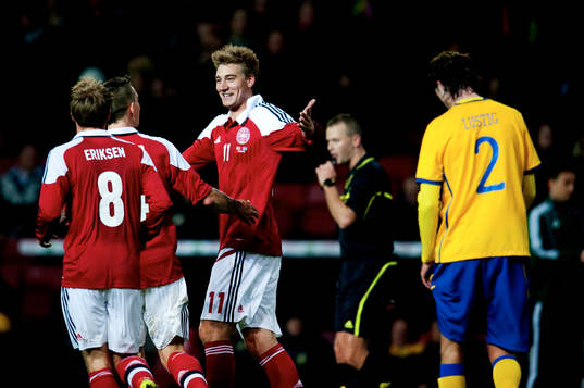 Niklas Bendtner, Danmark, jubel, Mikael Lustig,  Sverige,