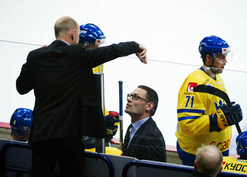 Stefan Ladhe, målvaktstränare, ger instruktioner
