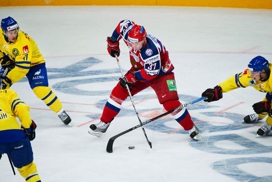 Aleksandr Perezhogin, Ryssland, dribblar bort Andreas Falk