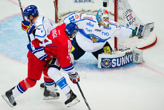 Niko Hovinen, målvakt, Finland, räddar ett skott