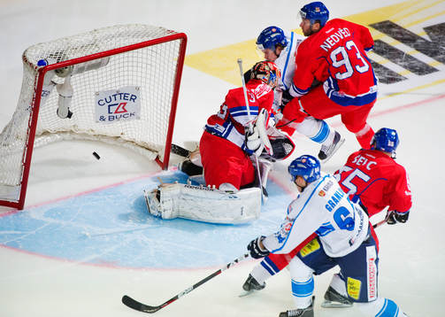Janne Pesonen, Finland, gör 2-0 bakom Jakub Stepanek,