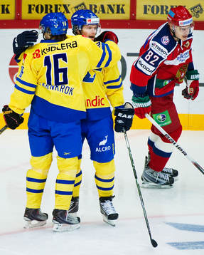 Calle Järnkrok och Nicklas Danielsson, Sverige, kramar om