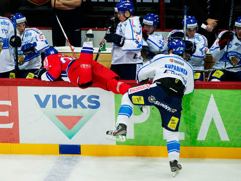 Petr Nedved, Tjeckien, blir tacklad över sargen av Matti