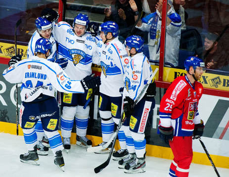 Janne Pesonen, Finland, i mitten gratuleras till sitt