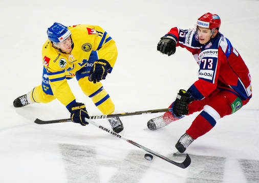 Andreas Falk, Sverige, förlorar pucken mot Maxim Chudinov,