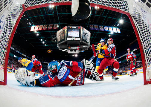 Medan Mikhail Biryukov, målvakt, slänger sig