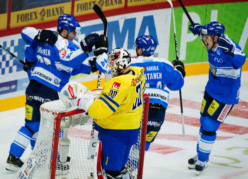 Johan Gustafsson, målvakt, depp samtidigt som de finska