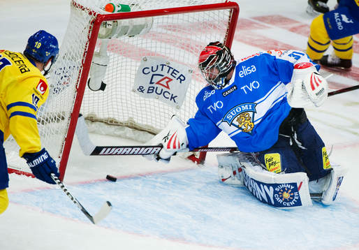 Patrik Zackrisson, Sverige, ser Karri Rämö, målvakt,