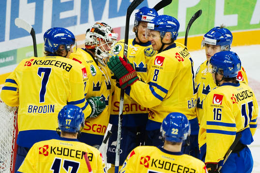 Johan Gustafsson, målvakt, Sverige, kramas om