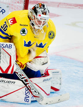 Johan Gustafsson, målvakt, Sverige, får pucken rakt på
