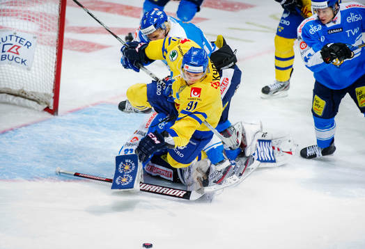 Antti Pihlström, Finland, tacklar Andreas Jämtin,