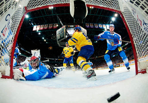 Nicklas Danielsson, Sverige, gör 1-1 bakom Karri Rämö,