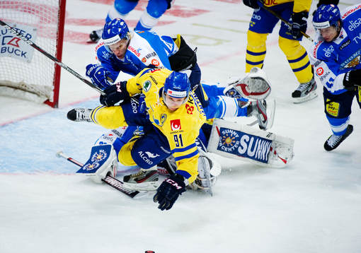 Antti Pihlström, Finland, tacklar Andreas Jämtin,