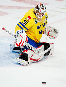 Johan Gustafsson, målvakt, räddar ett skott