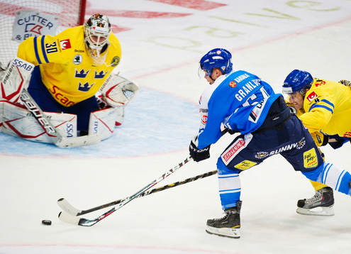 Johan Gustafsson, målvakt, Sverige, ser Mikael Granlund,