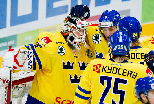 Johan Gustafsson, målvakt, Sverige, kramas om