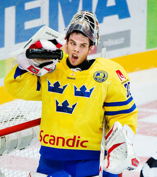 Johan Gustafsson, målvakt, dricker vatten
