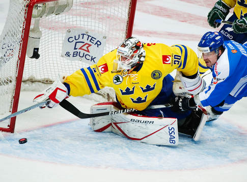 Johan Gustafsson, målvakt, Sverige, räddar ett läge