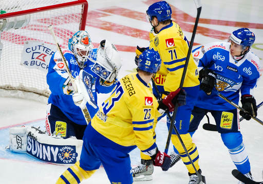 Niko Hovinen, målvakt, Finland, plockar ett skott när