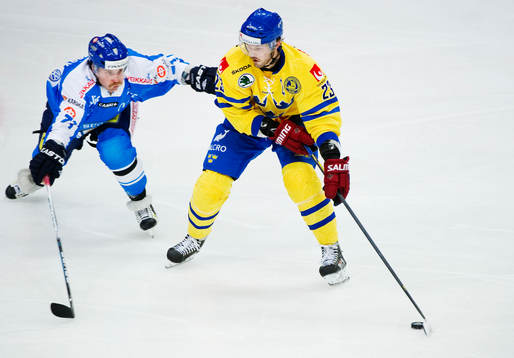 Leo Komarov, Finland, utmanar Niklas Persson, Sverige