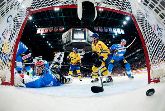 Nicklas Danielsson, Sverige, gör 1-1 bakom Karri Rämö,
