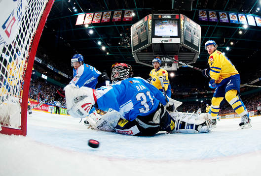 Nicklas Danielsson, Sverige, gör 1-1 bakom Karri Rämö,