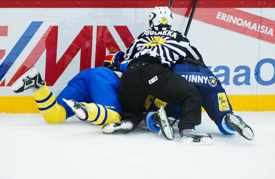 Ossi Väänänen, Finland, ger sig på Niklas Persson,