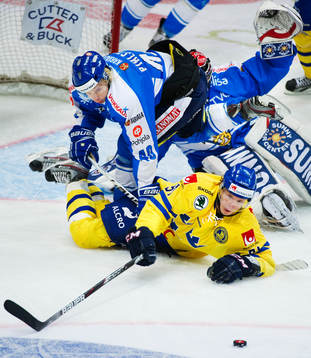 Antti Pihlström, Finland, tacklar Andreas Jämtin,