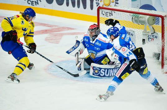 Johan Harju, Sverige, missar ett friläge mot Karri Rämö,