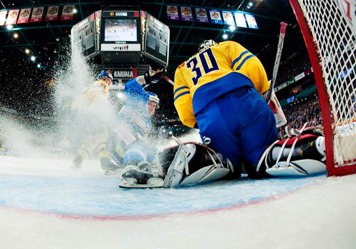 Leo Komarov, Finland, oroar framför Johan Gustafsson,