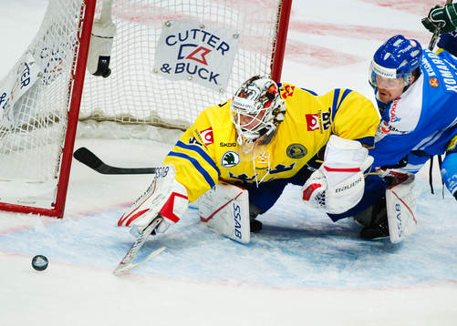 Johan Gustafsson, målvakt, Sverige, räddar ett läge