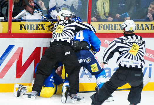 Ossi Väänänen, Finland, ger sig på Niklas Persson,