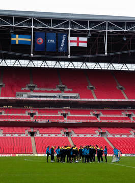 Truppen samlad på Wembley Stadium