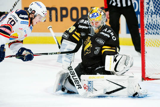 Markus Svensson, målvakt, AIK, räddar ett läge från