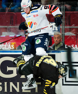 Mika Zibanejad, Djurgården, tacklas av Fredrik Svensson,