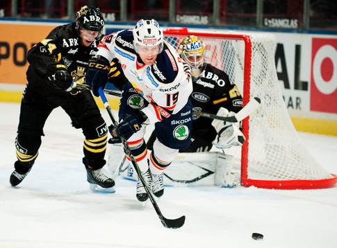 Daniel Rudslätt och Markus Svensson, målvakt, AIK, ser