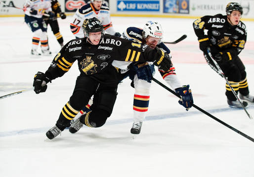 Joakim Nordström, AIK, håller undan Daniel Tjärnqvist,