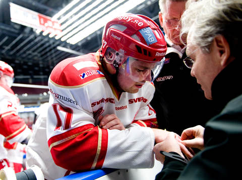 Mattias Nilsson, Troja Ljungby, fick ett skott på fingret
