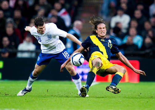 Jonas Olsson, Sverige, James Milner, England