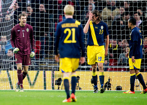 Andreas Isaksson, målvakt Sverige, skäller på sina