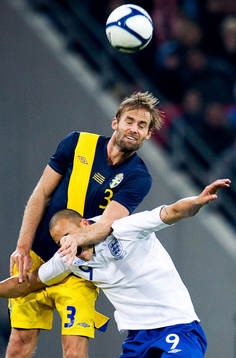 Olof Mellberg, Sverige. Bobby Zamora, England